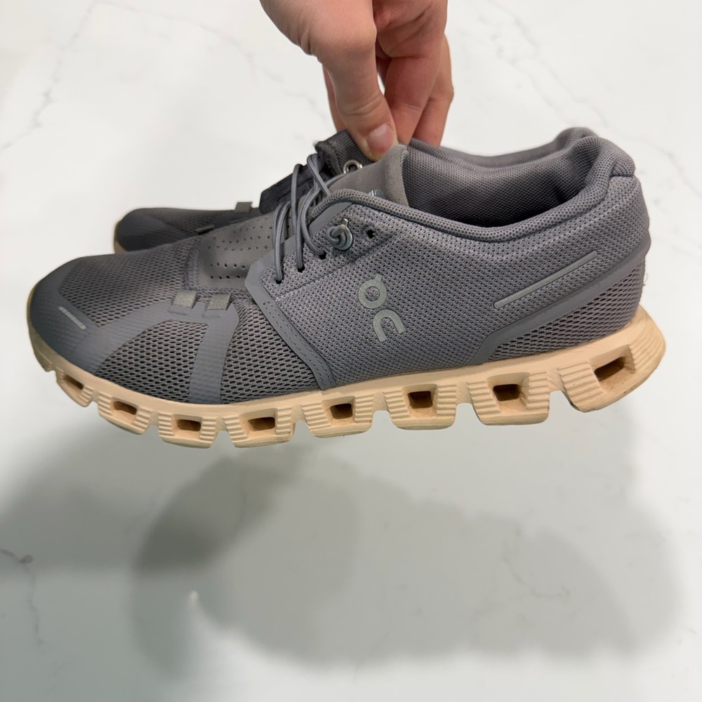 On cloud 5 zinc/shell sneakers